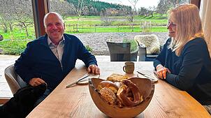 Martin Hahn und Sabine Becker auf dem Helchenhof in Überlingen-Bonndorf. An diesem Tisch werden wichtige Entscheidungen gefällt.