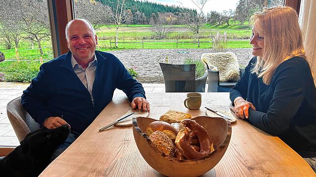 Martin Hahn und Sabine Becker auf dem Helchenhof in Überlingen-Bonndorf. An diesem Tisch werden wichtige Entscheidungen gefällt.