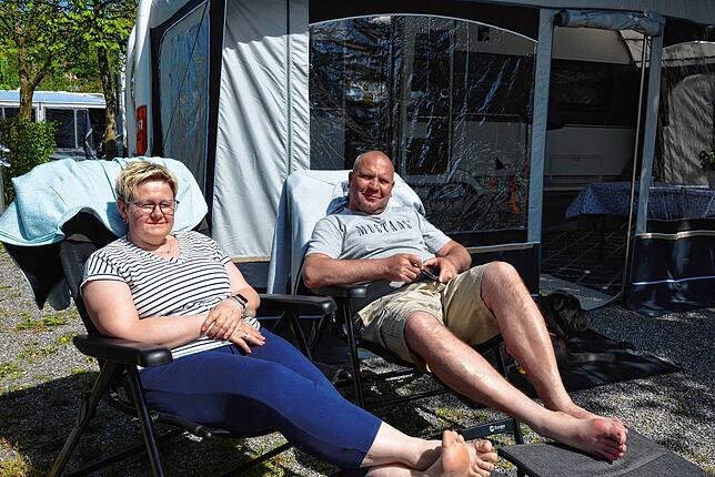 Mandy und Alexander Kahrer aus Löffingen verbringen die Feiertage auf dem Campingplatz.