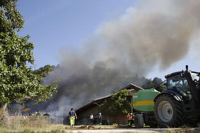 Bild 5: Bilder vom Brand eines Hof-Gebäudes auf dem Hohentwiel