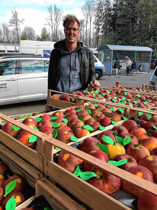 Philipp Knoblauch aus Ailingen brachte von seinem Obsthof 54 „Apfel mit Herz“-Stiegen ins Klinikum, um so seine ...