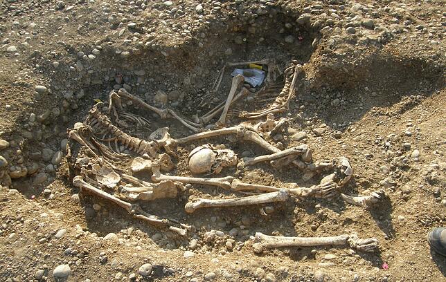 Jüngst fand das Grabungsteam eine Grube mit drei Skeletten übereinander direkt zwischen den Fundamenten der Pfeiler des Galgens. Das ...