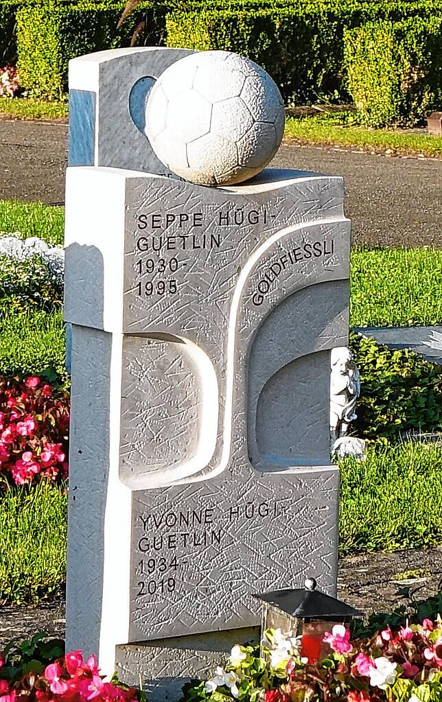 Ein Fußball ziert den Grabstein des Schweizer Nationalspielers und Torjägers Seppe Hügi.