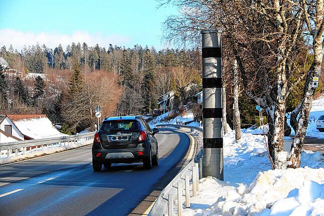 An der L 173, der Schlegeltalstraße, überwacht bei Unterkirnach ein stationärer Blitzer in beide Fahrtrichtungen die Einhaltung der dort ...