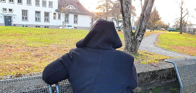Ein Bewohner des ZfP Reichenau blickt zum Hauptgebäude.