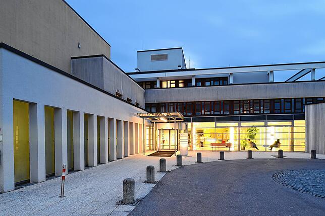 Die Klinik Tettnang wurde im Dezember 2020 zum Corona-Hotspot, nachdem sich über 100 Mitarbeiter und Patienten angesteckt hatten. In der ...