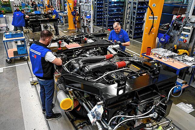 Mitarbeiter von Rolls-Royce Power Systems montieren im Werk 1 ein MTU-Bahn-Power-Pack. Künftig soll dort auch ein Hybrid-Bahn-Power-Pack ...