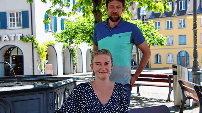 Regina Brüsewitz (Leiterin Tourismus- und Stadtmarketing Radolfzell GmbH) und Fabian Rauch (Marketingleiter) freuen sich auf die ...