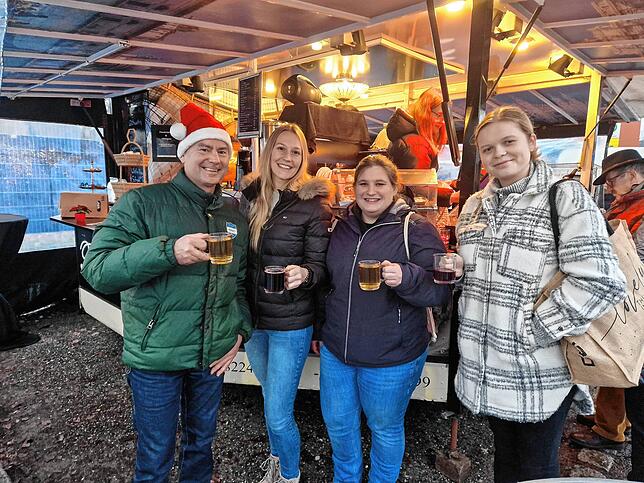 Die Besucher Uwe, Nadine, Sarah und Alicja von links nach rechts. Für Uwe sei der Weihnachtsmarkt im Ort selber netter gewesen als bei ...