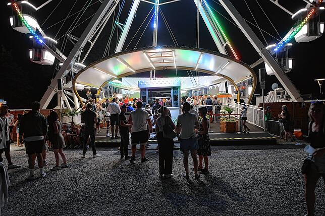 Bild 38: Seenachtfest 2024: Bald beginnt das große Feuerwerk und die Besucher strömen ans Bodenseeufer