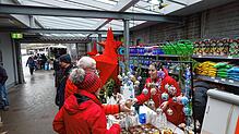 Farbenprächtige Glaskugeln im traditionellem Petrykiwka Malstil aus der Ukraine konnten die Besucher erwerben.