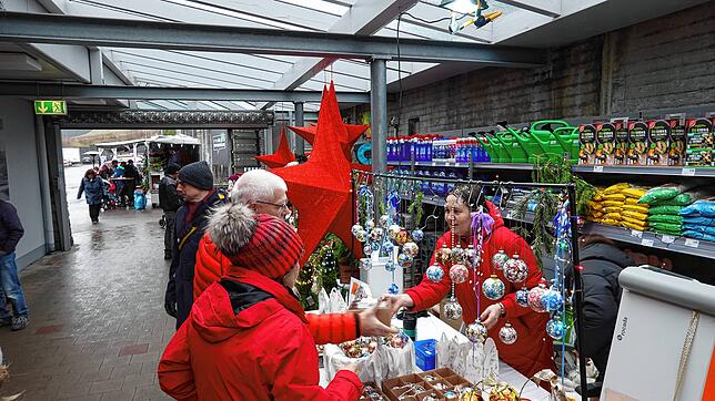 Farbenprächtige Glaskugeln im traditionellem Petrykiwka Malstil aus der Ukraine konnten die Besucher erwerben.