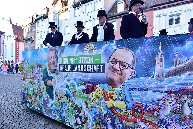 Bild 13: Die Katzenmusik marschiert in die Villinger Innenstadt ein