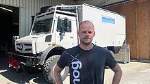 Tristan Neumann, Projektleiter mogX bei Knoblauch in Markdorf, steht vor einem fertig umgebauten Unimog. Die handgefertigten Aufbauten ...