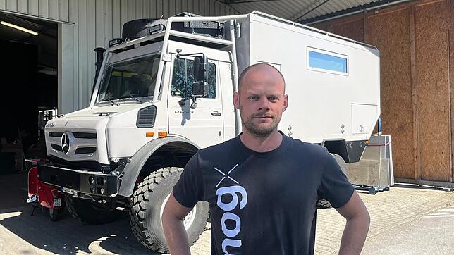 Tristan Neumann, Projektleiter mogX bei Knoblauch in Markdorf, steht vor einem fertig umgebauten Unimog. Die handgefertigten Aufbauten ...