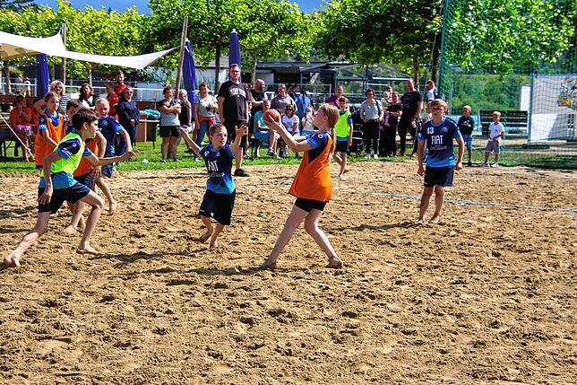 Bild 13: Viel Regen, wenig Sonne: Handballer ziehen ihr Turnier durch