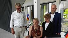 Bürgermeisterin Emily Clarke aus Lewes trägt sich beim Empfang am Chilbi-Freitag in das Goldene Buch der Stadt Waldshut-Tiengen ein.Von ...