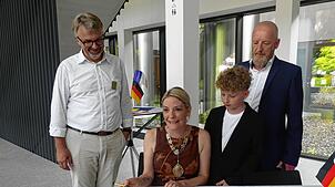 Bürgermeisterin Emily Clarke aus Lewes trägt sich beim Empfang am Chilbi-Freitag in das Goldene Buch der Stadt Waldshut-Tiengen ein.Von ...