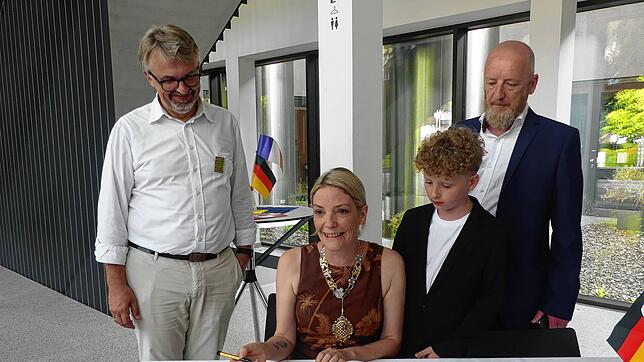 Bürgermeisterin Emily Clarke aus Lewes trägt sich beim Empfang am Chilbi-Freitag in das Goldene Buch der Stadt Waldshut-Tiengen ein.Von ...