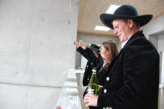 Fabian Tasch, Praktikantin Eva Römer und Sascha Haufe (von links) trinken auf das neue Gebäude und das Wohl seiner zukünftigen Nutzer.