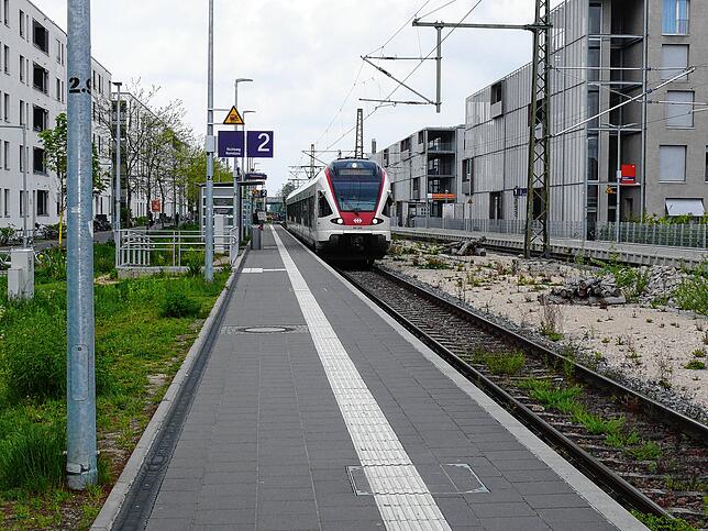Ein Zug fährt in Konstanz Petershausen West ein.