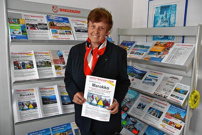 Leni Huther 2015 in ihrem Reisebüro vor den Prospekten ihrer Touren.