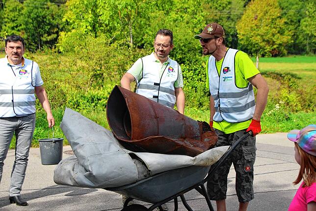 Vom Zigarettenstummel bis hin zur Blechtonne sammelten die Wutöschinger Cleaners mit Sprecher Bernhard Fox (rechts) in der Gemeinde Müll ...