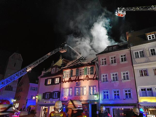Szenen von der Nacht, wo am Dachstuhl eines Wohn- und Geschäftshauses an der Hofstatt in Überlingen ein Feuer ausbrach.