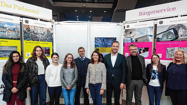 Schulleiter Andreas Ackermann, Staatssekretärin Rita Schwarzelühr-Sutter, Bundestagsabgeordneter Felix Schreiner und Oberbürgermeister ...
