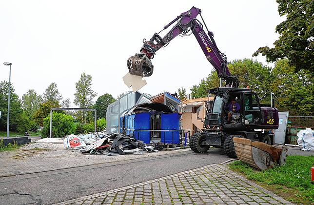 Das ist schon passiert – doch der Abriss des ehemaligen Pizza-Bahnhofs neben der SÜDKURIER-Druckerei liegt nun auch schon wieder zwei ...
