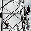 Mitarbeiter eines Netzbetreibers arbeiten an einem Funkmast im Hotzenwald.