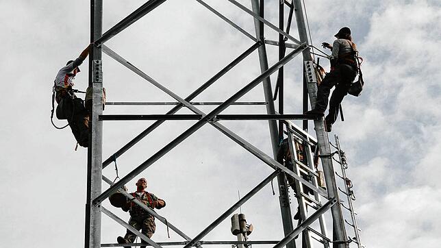 Mitarbeiter eines Netzbetreibers arbeiten an einem Funkmast im Hotzenwald.
