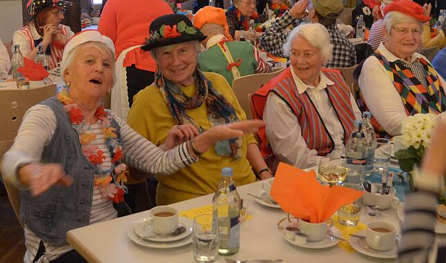 Bild 1: Bilder von der bunten Fasnacht für Senioren in der Stadthalle