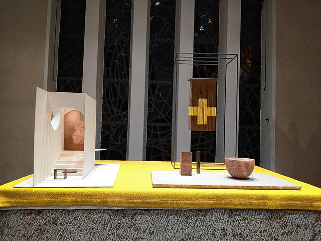 Die Modelle zeigen, was in der Kirche entstehen soll: Links die Marienkapelle mit Darstellung aus Metallplättchen, rechts Ambo, ...