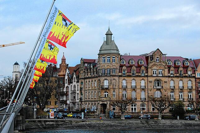 Entlang der Rheinbrücke hängen 16 Fahren der Aktion und des Internetauftritts „NoNarroDehom“. Damit wollen die organisierten ...