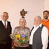 Mit der glücklichen Jubilarin Franziska Natterer strahlen um die Wette (von links): Bürgermeister Gallus Strobel, Pfarrer Andreas Treuer ...