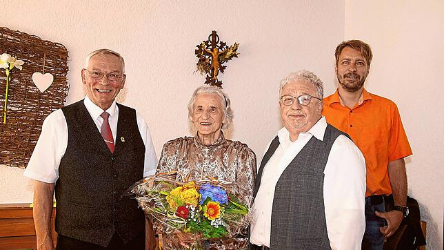 Mit der glücklichen Jubilarin Franziska Natterer strahlen um die Wette (von links): Bürgermeister Gallus Strobel, Pfarrer Andreas Treuer ...