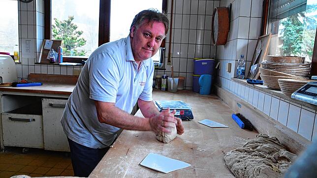 Herbert Weisser knetet in seiner Backstube den Teig für ein halbweißes Brot. Nach dem Aus der Filiale in Tennenbronn konzentriert sich ...