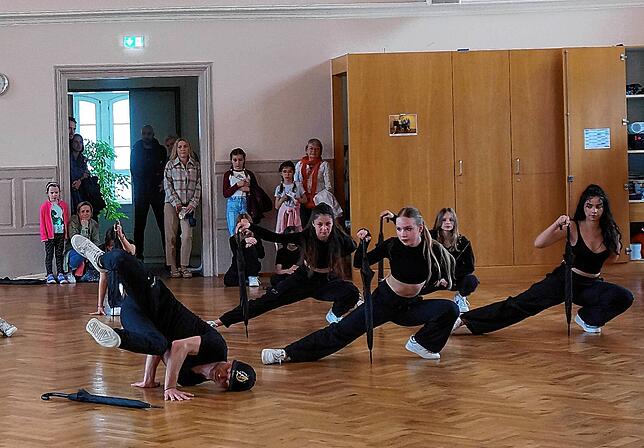 Tolle Tanzdarbietung: Die Hip-Hop-Gruppe der offenen Jugendarbeit zeigt im Tanzsaal des Tanzsportclubs Blau-Weiß ihr Können.