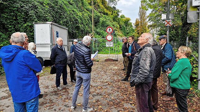 Sven Martin, Vorsitzender der Bürgervereinigung Allmannsdorf-Staad (Mitte) erläutert das bisherige Vorgehen der Stadt Konstanz und die ...