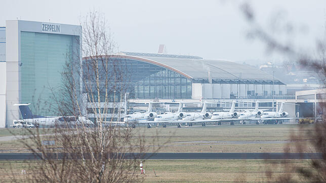 Während des Weltwirtschaftsforums in Davos sind wie im vergangenen Jahr auch am Flughafen Friedrichshafen jede Menge Maschinen ...