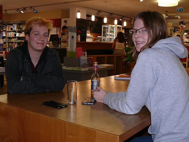 Julian Kratzer und Maja Werner im Gespräch im Osiander-Cafe – bei Bionade und Wasser.
