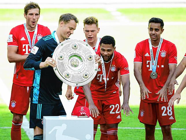 Der FC Bayern geht einmal mehr als amtierender Meister in die neue Bundesliga-Saison. Auf dem Bild freuen sich Leon Goretzka (von ...