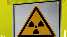 Radon, das im Boden natürlich vorkommt, ist ein radioaktives Gas. Vorsicht ist geboten. Vor allem betroffen sind Untergründe mit Granit ...