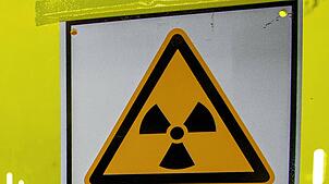 Radon, das im Boden natürlich vorkommt, ist ein radioaktives Gas. Vorsicht ist geboten. Vor allem betroffen sind Untergründe mit Granit ...