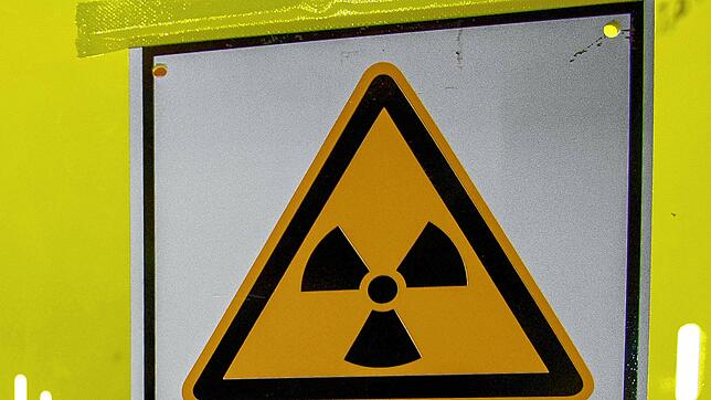 Radon, das im Boden natürlich vorkommt, ist ein radioaktives Gas. Vorsicht ist geboten. Vor allem betroffen sind Untergründe mit Granit ...