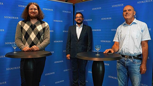 Linken-Kandidat Robert Kuhlmann (links), Moderator Markus Baier vom SÜDKURIER und der Kreisvorsitzende Waldshut des Deutschen ...