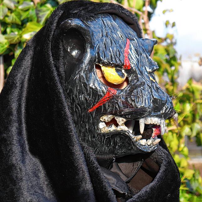 Jede Maske der Panthers hat ein individuelles Erkennungsmerkmal. Bei dieser ist es der blutige Kratzer über dem rechten Auge.