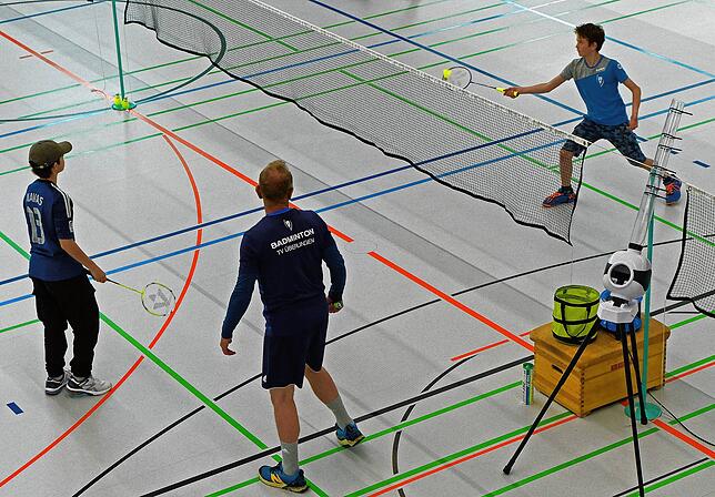 Mit bunten Federbällen geht es beim Badminton besser.