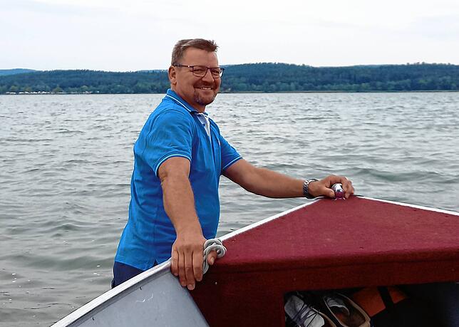Jörg Mietz, Pressewart des Yachtclub Radolfzell, zieht das Boot wieder in tieferes Wasser, damit die Fahrt weitergehen kann. Aktuell ...